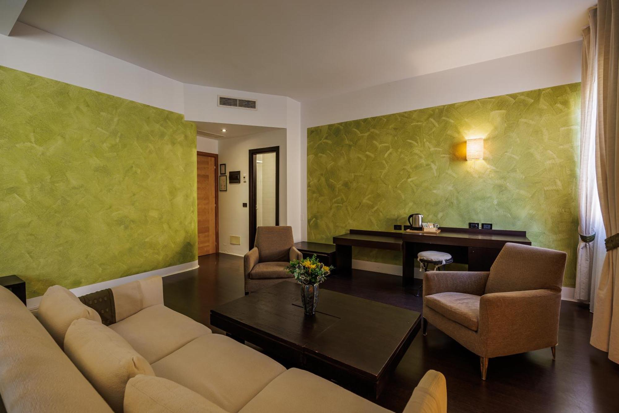 Grotta Hotel 3*